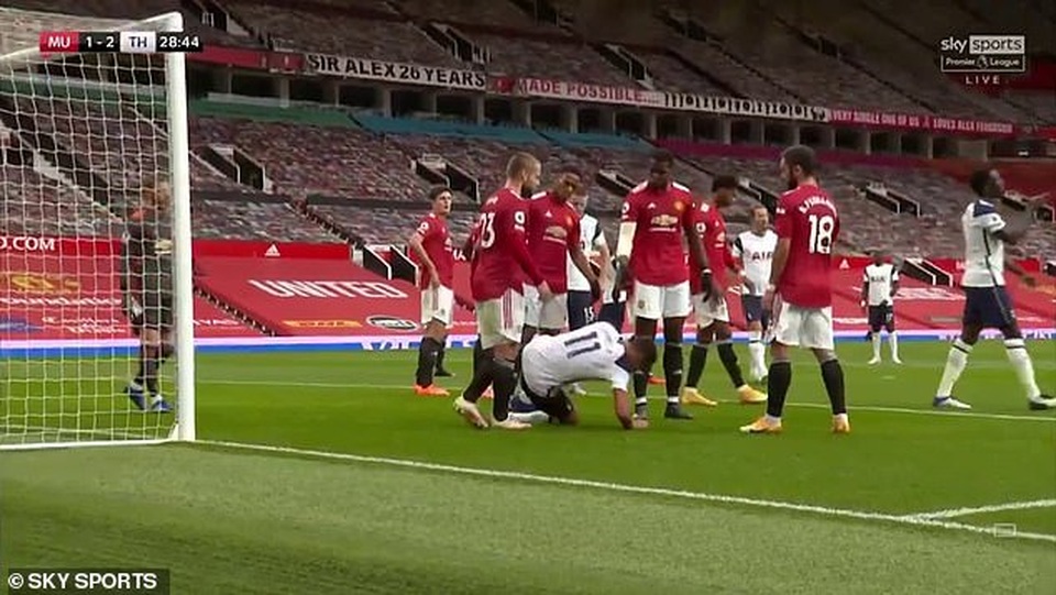 Cổ động viên Man Utd nổi cơn thịnh nộ vì Lamela không phải nhận thẻ đỏ - 3 Cổ động viên Man Utd nổi cơn thịnh nộ vì Lamela không phải nhận thẻ đỏ - 3