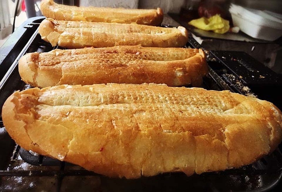 Quán bánh mì nướng muối ớt: Ngày bán 500 chiếc, xếp hàng chờ mua - 2 Quán bánh mì nướng muối ớt: Ngày bán 500 chiếc, xếp hàng chờ mua - 2