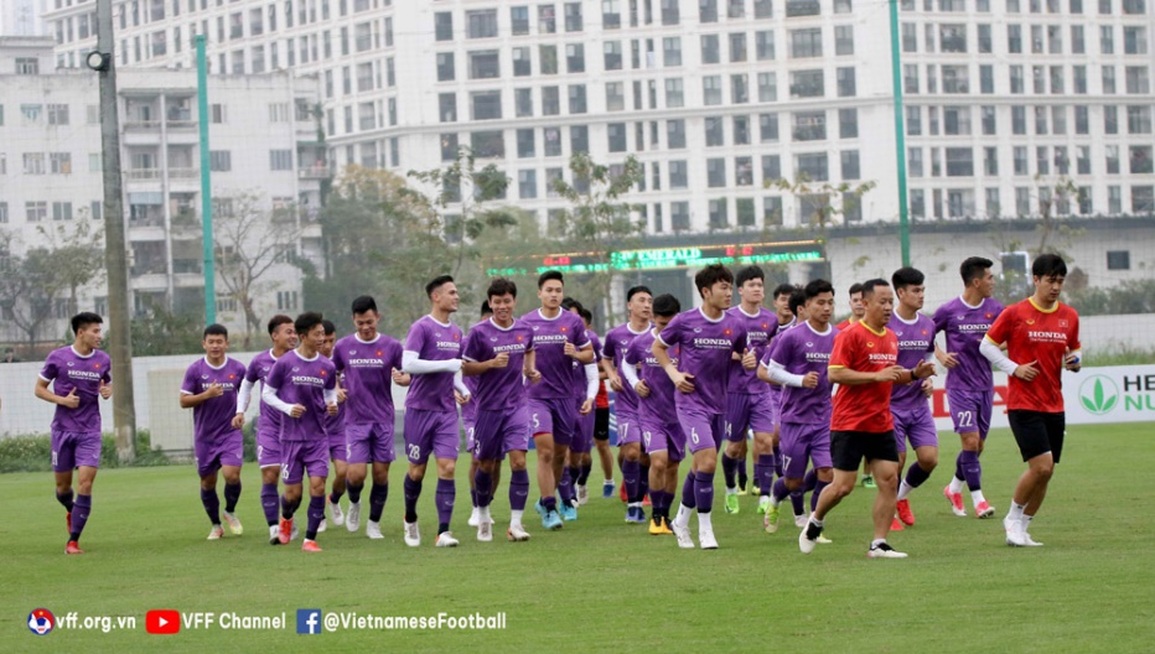Quang Hải mệt mỏi trong buổi tập đầu tiên cùng đội tuyển Việt Nam - 3 Quang Hải mệt mỏi trong buổi tập đầu tiên cùng đội tuyển Việt Nam - 3
