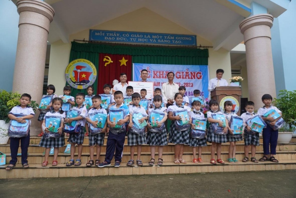 Japfa Việt Nam trao tặng 400 phần quà cho học sinh khó khăn - 3 Japfa Việt Nam trao tặng 400 phần quà cho học sinh khó khăn - 3