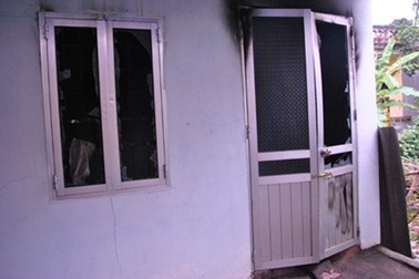 Mâu thuẫn, chồng dùng dao đâm vợ rồi đốt nhà tự vẫn 