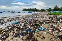 Rác thải phủ kín bờ biển Quảng Ngãi