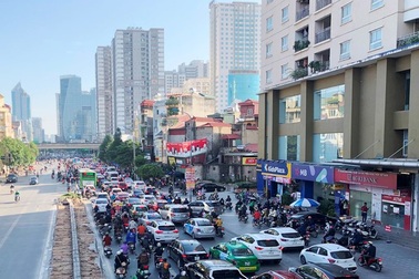 Cận cảnh cao ốc "nhấn chìm" con đường BT Hà Nội