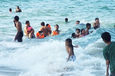 Người Nha Trang đổ xô tắm biển “giải nhiệt” vì nắng nóng kéo dài
