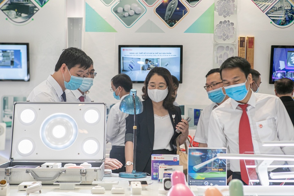 60 năm tiên phong và giữ vững vị thế của Rạng Đông trong lĩnh vực chiếu sáng - 3 60 năm tiên phong và giữ vững vị thế của Rạng Đông trong lĩnh vực chiếu sáng - 3
