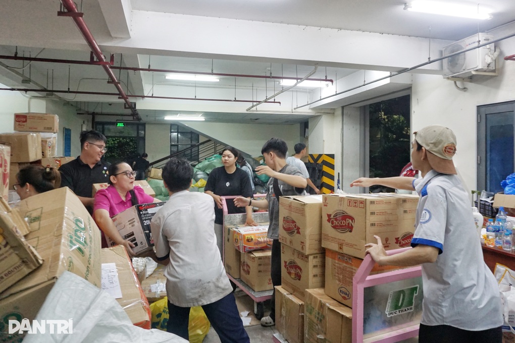 Đêm không ngủ ở TPHCM: Người dân bốc hàng cứu trợ, hát vang gây xúc động - 2