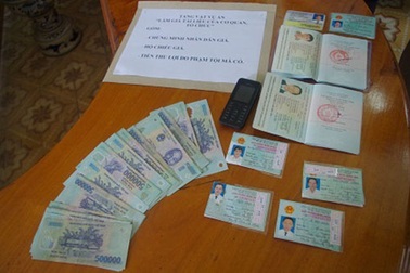 Bắt 2 đối tượng làm giả hộ chiếu đi nước ngoài