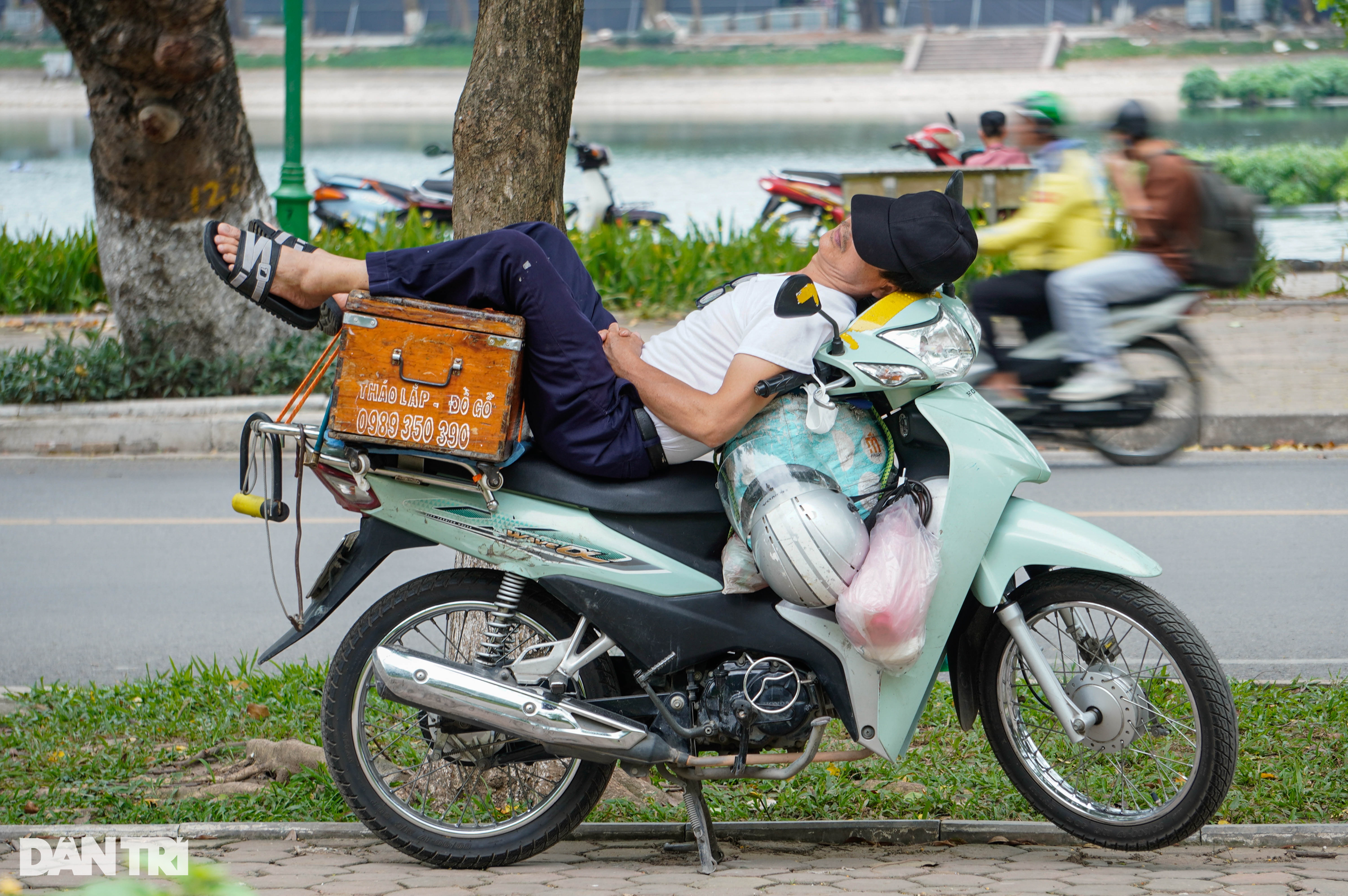 Người lao động miệt mài mưu sinh ở Hà Nội, quên ngày Quốc tế của mình - 7 Người lao động miệt mài mưu sinh ở Hà Nội, quên ngày Quốc tế của mình - 7