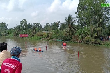 Đua xuồng ba lá nhân dịp mừng 50 năm thống nhất đất nước