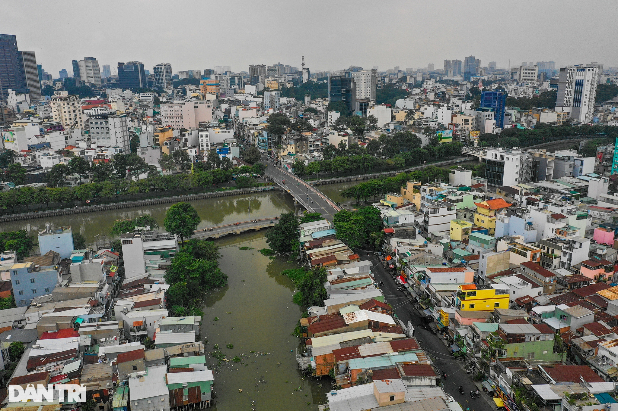 Sống trong ô nhiễm ở TPHCM: Nhà thủng không muốn sửa, đi ngủ phải xoa dầu - 6 Sống trong ô nhiễm ở TPHCM: Nhà thủng không muốn sửa, đi ngủ phải xoa dầu - 6