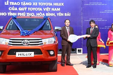 Toyota tặng xe Hilux làm xe tuần tra giao thông