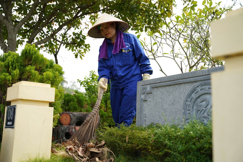 Những người phụ nữ làm công việc trông mộ, giúp việc cho... người chết - 4 Những người phụ nữ làm công việc trông mộ, giúp việc cho... người chết - 4