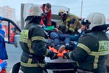 Cậu bé 11 tuổi nhảy từ cửa sổ tầng 23 thoát chết thần kỳ nhờ rơi vào xe tải