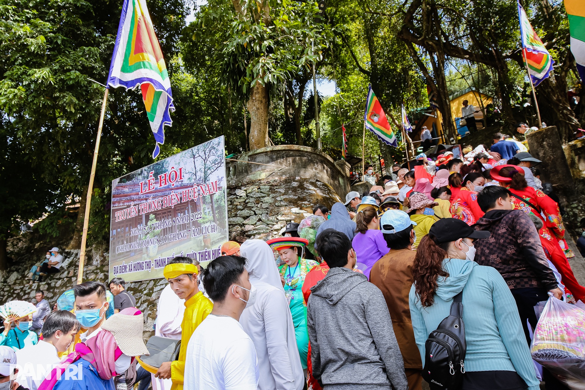 Sông Hương rực rỡ sắc màu với lễ hội điện Huệ Nam - 10 Sông Hương rực rỡ sắc màu với lễ hội điện Huệ Nam - 10