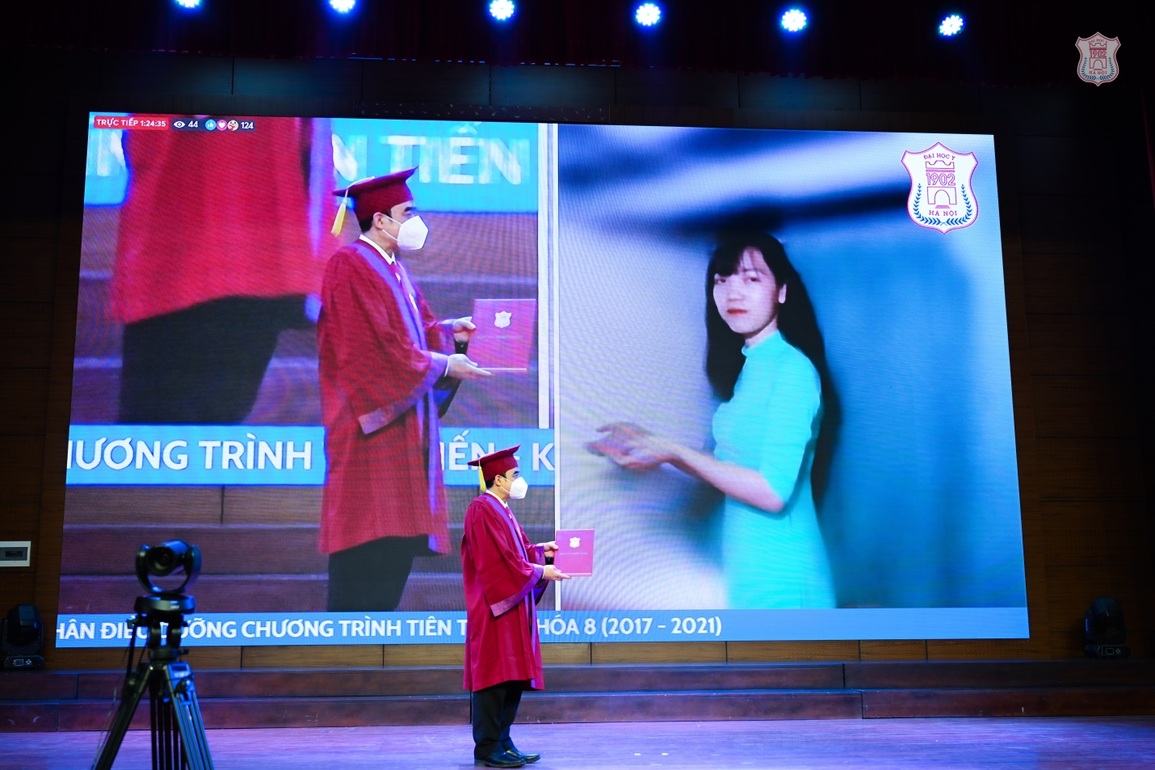 Độc đáo hình ảnh trao bằng tốt nghiệp qua màn hình ở Đại học Y Hà Nội - 1 Độc đáo hình ảnh trao bằng tốt nghiệp qua màn hình ở Đại học Y Hà Nội - 1