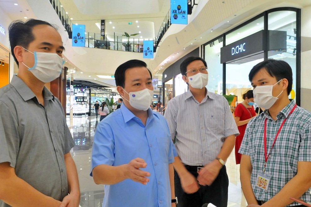 Phó Chủ tịch Hà Nội kiểm tra đột xuất hàng quán, trung tâm thương mại - 2 Phó Chủ tịch Hà Nội kiểm tra đột xuất hàng quán, trung tâm thương mại - 2
