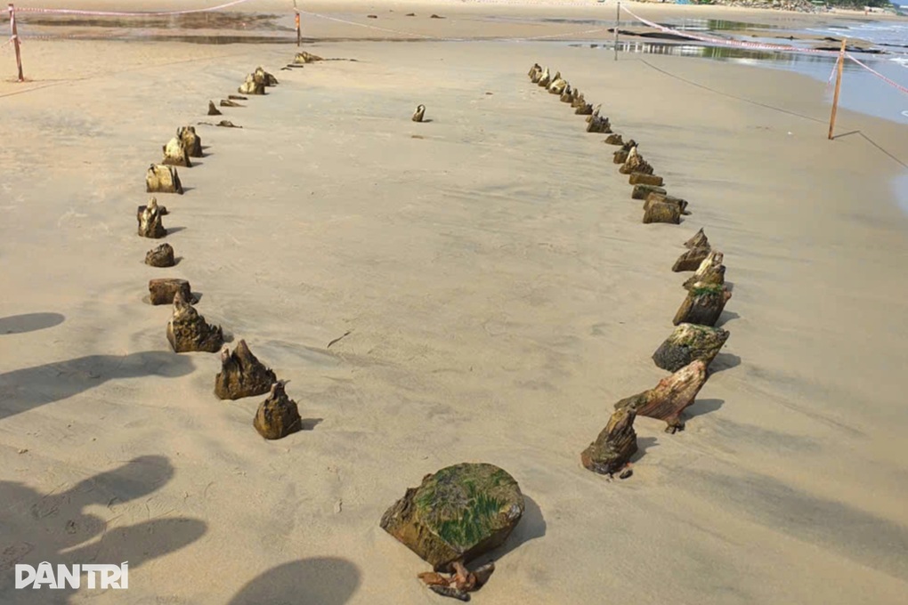 Du khách đến check-in tàu gỗ cổ xuất hiện lại ở bãi biển Hội An - 1