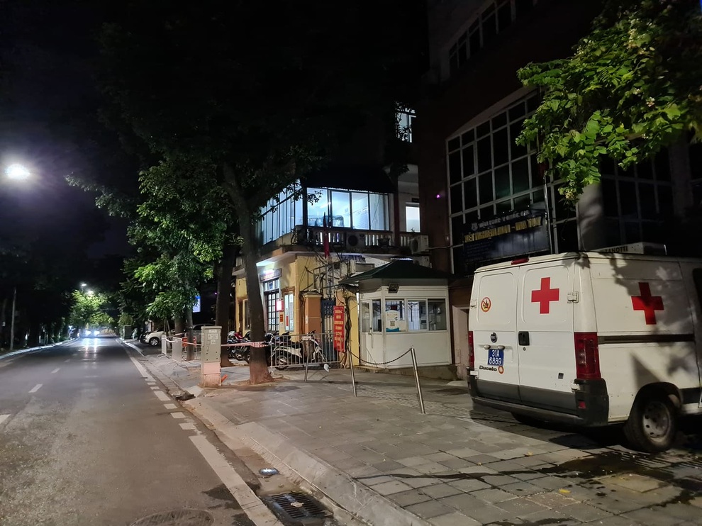 Hà Nội phong tỏa tạm thời trụ sở Công an phường Lê Đại Hành - 2 Hà Nội phong tỏa tạm thời trụ sở Công an phường Lê Đại Hành - 2