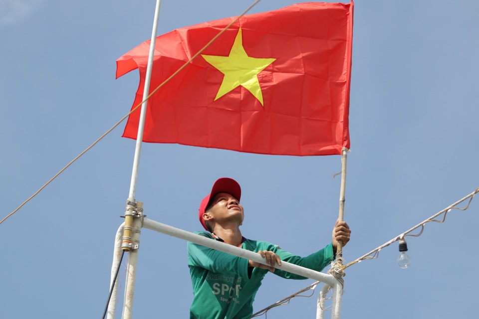 Quân chủng Hải quân trao tặng cờ Tổ quốc cho ngư dân - 4 Quân chủng Hải quân trao tặng cờ Tổ quốc cho ngư dân - 4
