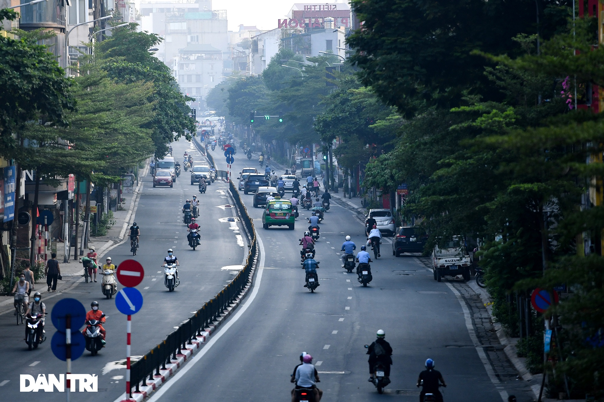 Đường phố tấp nập xe cộ sau khi TP Hà Nội bỏ quy định giấy đi đường - 2 Đường phố tấp nập xe cộ sau khi TP Hà Nội bỏ quy định giấy đi đường - 2