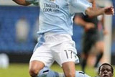 Man "xanh" gục ngã, Villa và Napoli đại thắng