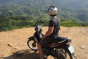 Khách Tây đúc kết du lịch tiết kiệm ở Việt Nam: Đi phượt và mắc võng