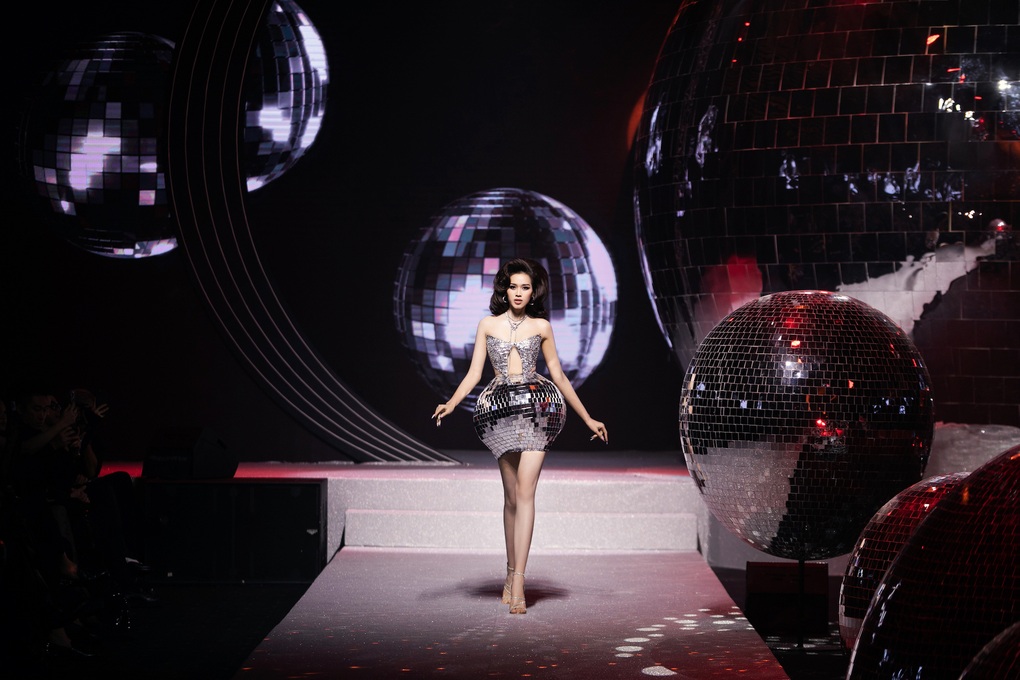 Hoa hậu Thiên Ân catwalk cùng dàn vũ công nam 6 múi gây chú ý - 4 Hoa hậu Thiên Ân catwalk cùng dàn vũ công nam 6 múi gây chú ý - 4
