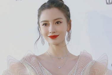 Diện phong cách tiểu thư, Angelababy "lấn lướt" dàn mỹ nhân kém tuổi