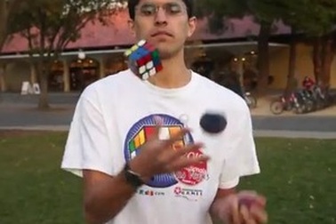 Clip vừa tung hứng, vừa xếp rubik khiến người xem thán phục