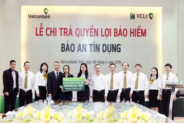 Vietcombank Vinh  và VCLI chi trả hơn 800 triệu đồng quyền lợi bảo hiểm Bảo an Tín dụng cho khách hàng