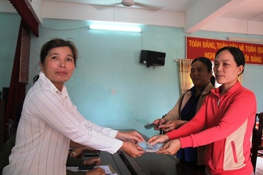 Chia số vàng trong bao lúa cho 4 người, một người không nhận