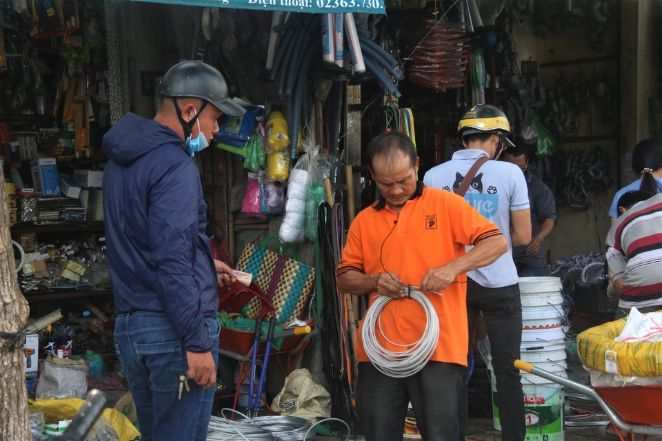 Người dân Đà Nẵng đổ xô mua vật liệu chằng chống nhà cửa trước siêu bão - 3 Người dân Đà Nẵng đổ xô mua vật liệu chằng chống nhà cửa trước siêu bão - 3