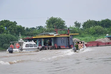 Tổng kiểm tra phương tiện thủy “hoán cải”, khai thác cát sỏi trái phép
