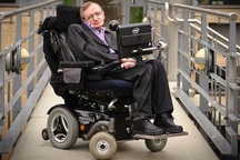Xe lăn điện của thiên tài quá cố Stephen Hawking sắp được bán đấu giá