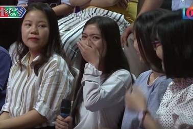 Em gái bật khóc trên sóng truyền hình khi thấy chị lần đầu hẹn hò