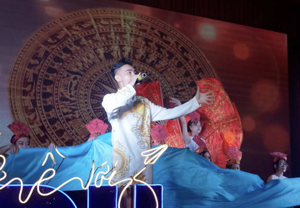 Mời ca sĩ hát khai giảng giá cả tỷ đồng: Trường chơi lớn, trường im lìm - 2 Mời ca sĩ hát khai giảng giá cả tỷ đồng: Trường chơi lớn, trường im lìm - 2