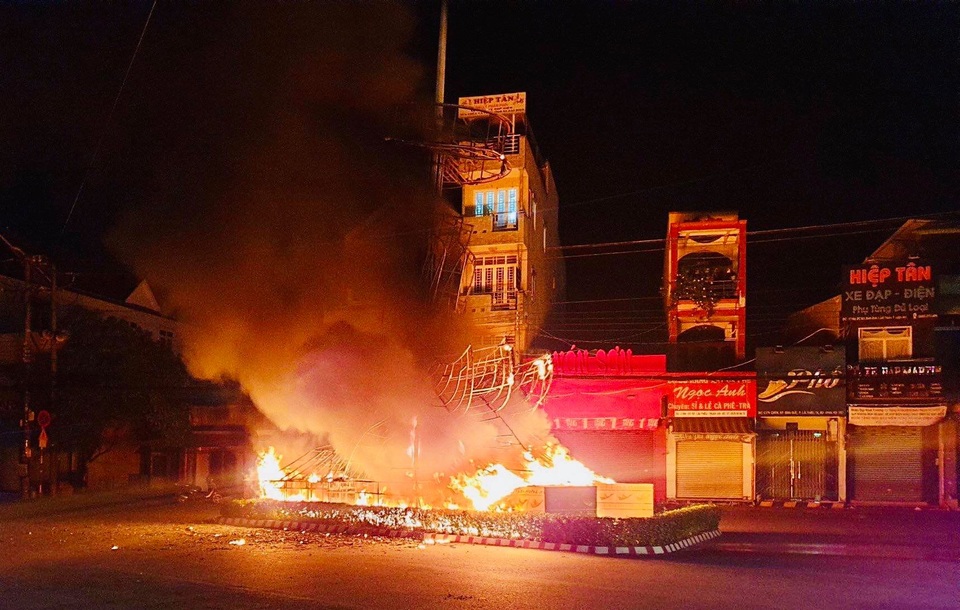Cột đèn trang trí giữa vòng xoay bốc cháy dữ dội trong đêm - 2
