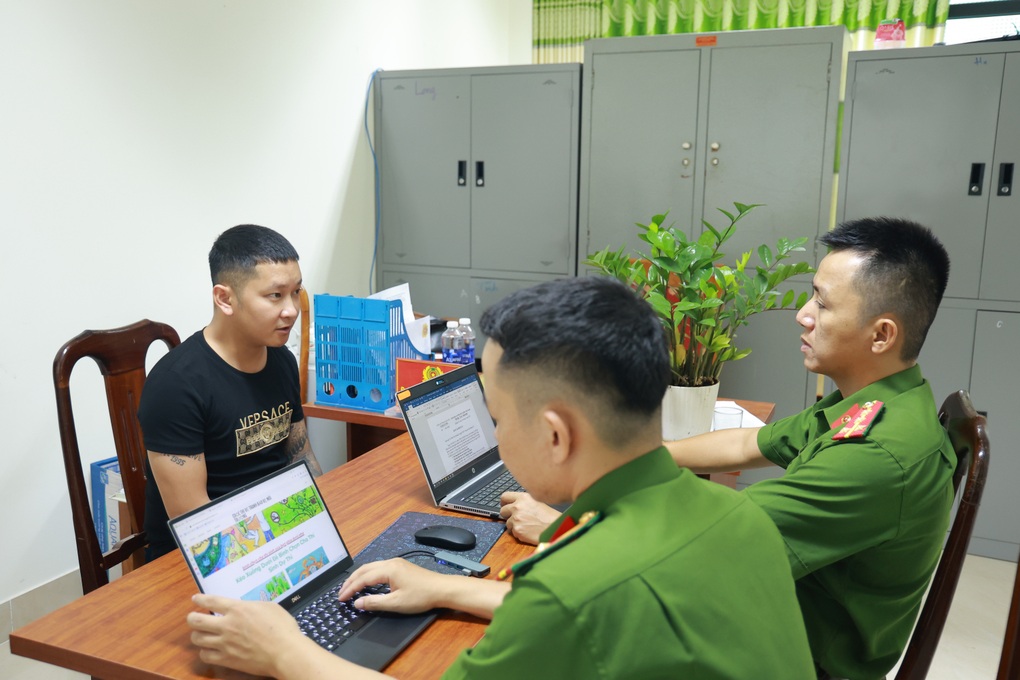 Chiếm đoạt tài khoản Facebook của hàng trăm người để nhắn tin vay tiền - 1 Chiếm đoạt tài khoản Facebook của hàng trăm người để nhắn tin vay tiền - 1