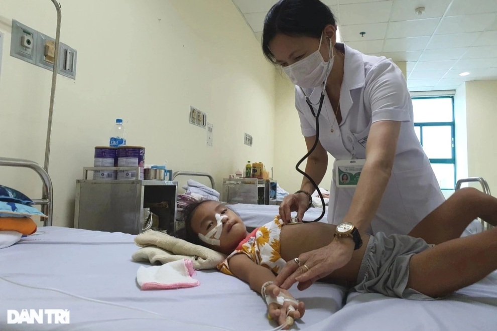 Thương cảnh cha mẹ nghèo ăn mèn mén về Hà Nội giành giật sự sống cho con - 1 Thương cảnh cha mẹ nghèo ăn mèn mén về Hà Nội giành giật sự sống cho con - 1