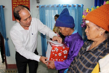 Bộ LĐ-TB&XH thăm, tặng quà trung tâm bảo trợ, gia đình chính sách ở Kon Tum