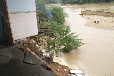 Lũ cuốn trôi nhà dân, hàng chục người thoát nạn