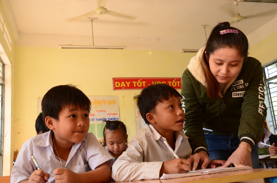 Quảng Ngãi: Liên tục thi tuyển vẫn thiếu hàng ngàn giáo viên - 1 Quảng Ngãi: Liên tục thi tuyển vẫn thiếu hàng ngàn giáo viên - 1