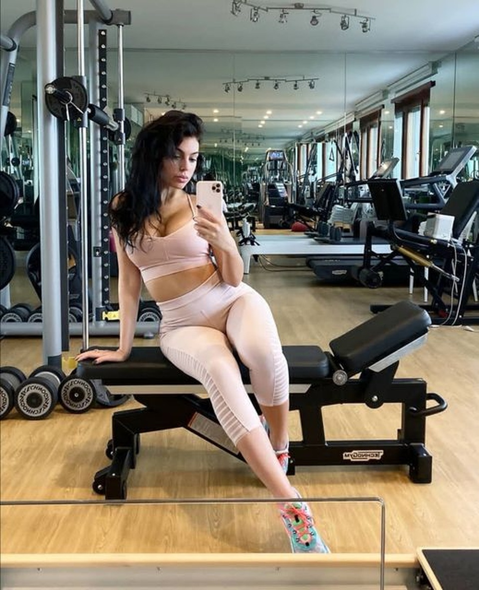 Bạn gái C.Ronaldo khoe ba vòng bốc lửa khi tập gym - 5 Bạn gái C.Ronaldo khoe ba vòng bốc lửa khi tập gym - 5