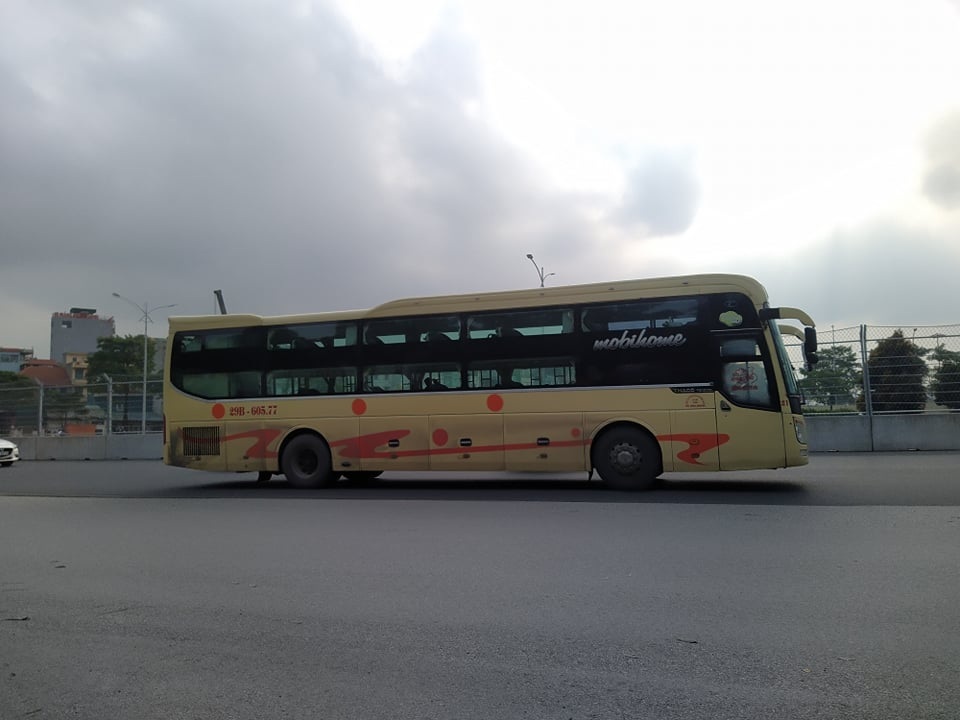 Bất chấp lệnh cấm nhiều xe tải hạng nặng vẫn ngạo nghễ vào đường đua F1 - 4 Bất chấp lệnh cấm nhiều xe tải hạng nặng vẫn ngạo nghễ vào đường đua F1 - 4