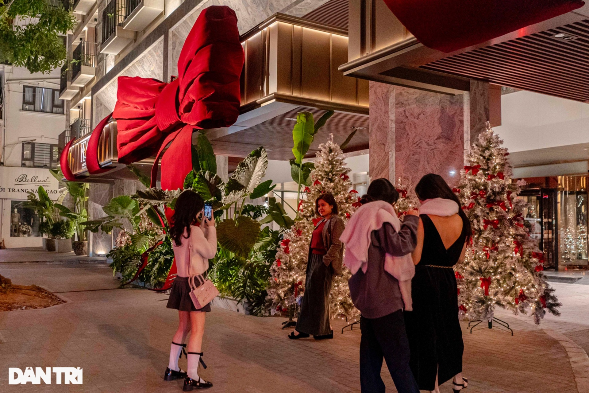 Không khí sôi động đón Noel sớm trên đường phố Hà Nội - 14 Không khí sôi động đón Noel sớm trên đường phố Hà Nội - 14