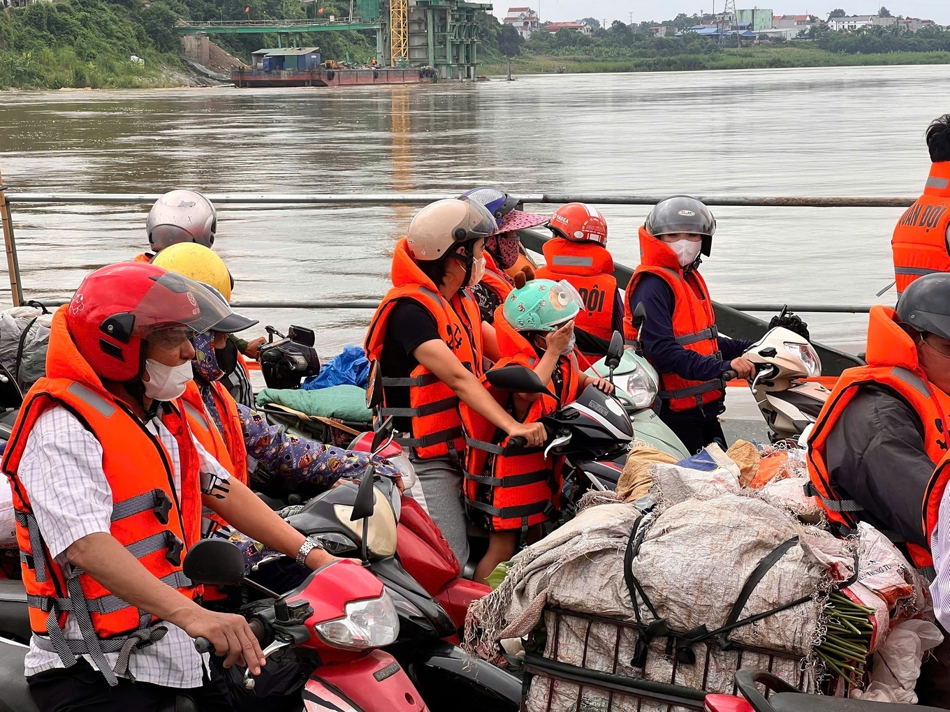 Vận hành lại phà quân sự ở khu vực cầu Phong Châu - 1