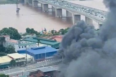 Hà Nội: Cháy bãi gửi xe gần cầu Vĩnh Tuy, khói đen bốc cao hàng chục mét