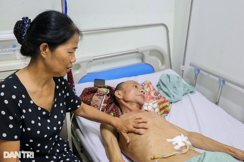 Người phụ nữ cạn nước mắt cầu xin sự sống cho chồng ung thư, con bệnh não - 1 Người phụ nữ cạn nước mắt cầu xin sự sống cho chồng ung thư, con bệnh não - 1