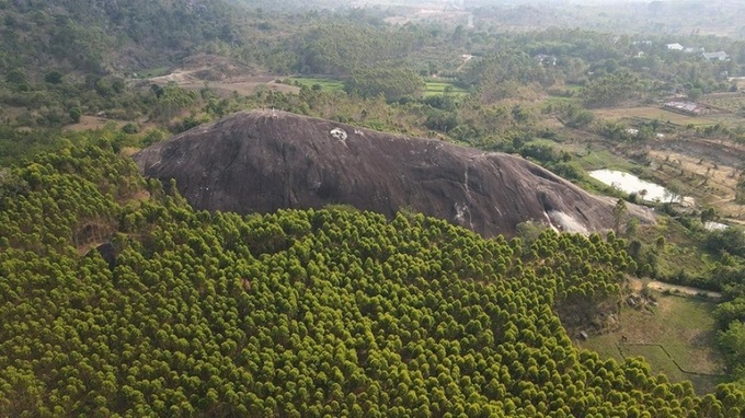 Đá Voi Mẹ (Đắk Lắk): Tảng đá granite nguyên khối lớn nhất Việt Nam.