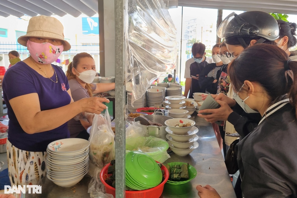 Lạ lùng quán bánh canh ruộng khách tự phục vụ, mỗi chiều bán cả nghìn tô - 7 Lạ lùng quán bánh canh ruộng khách tự phục vụ, mỗi chiều bán cả nghìn tô - 7